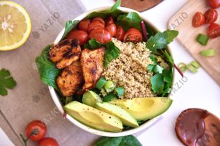 Limetten-Quinoa mit BBQ-Hähnchenstücken und Avocado