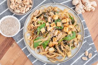 Reisnudeln mit Mangold und Erdnüssen