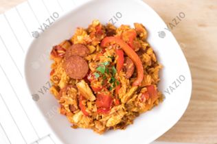 Jambalaya de frango com tomate e chouriço
