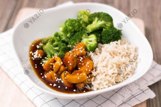 Frango com gergelim, arroz e brócolis