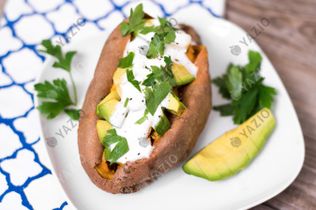 Batata-doce assada com ovo e abacate