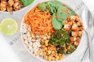 Ciotola di arachidi e tofu