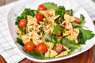 Salada de macarrão com rúcula e limão-siciliano