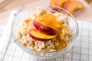 Süßer Couscous mit Pfirsichpüree