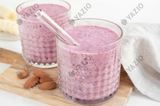Batido de kéfir, plátano y frutas del bosque