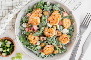 Ensalada de rúcula con gambas al ajillo