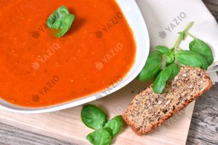 Soupe de tomate méditerranéenne