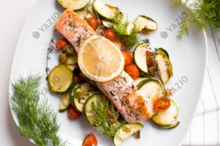 Geröstetes Lachsfilet mit Ofengemüse