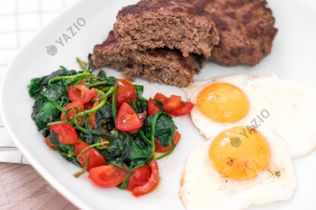Hamburguesa low carb con huevo y espinacas
