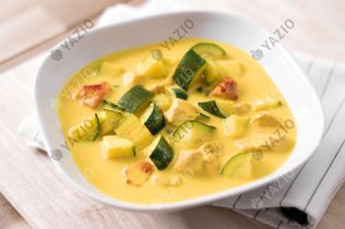 Hähnchen-Kokos-Curry mit Zucchini