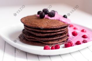 Schoko-Pancakes mit Beerenjoghurt