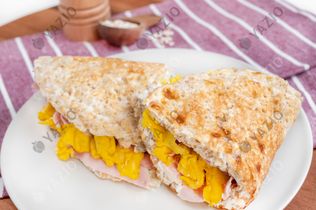 Tortitas de jamón cocido con requesón y huevos revueltos