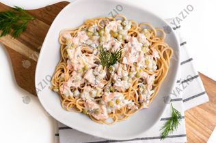 Pasta con salmón y guisantes