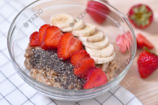 Porridge di banana con fragole
