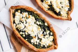 Pide mit Spinat und Feta