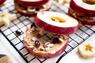 Apfeldonuts mit Erdnussmus