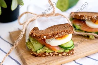 Vollkornstulle mit Lachs, Eiern und Avocado