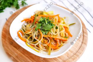 Gemüsenudeln mit Ananas