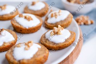 Biscoitos de banana com cobertura de mel e iogurte