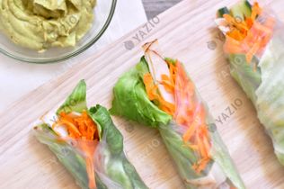 Rolinhos de vegetais com frango e molho de avocado e mostarda