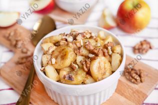 Porridge mit gebratenen Bananen und Äpfeln