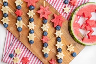 Brochetas de plátano, sandía y arándanos