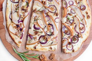 Flammkuchen mit Ziegenkäse und Birne