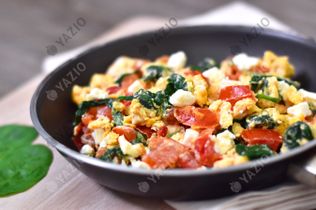 Huevos revueltos con espinacas y queso feta
