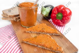 Ajvar mit Brot