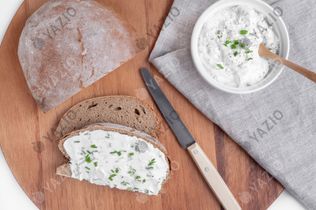 Pão de massa azeda com iogurte de ervas