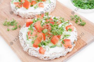 Biscoito wafer de trigo-vermelho com cream cheese e vegetais