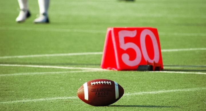 Football gehört in den USA zu den beliebtesten Sportarten. Diese Sportart ist durch starken Körperkontakt und hohe Verletzungsgefahr gekennzeichnet.
