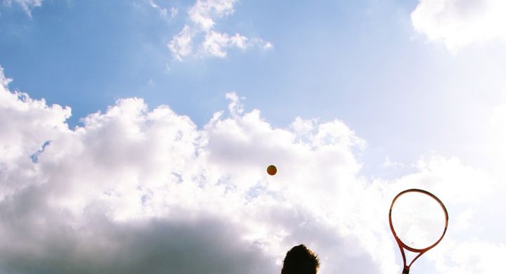 Tennis ist eine tmeporeiche Sportart, die besonders die Kniegelenke belastet. Dieser früher als elitär geltende Sport kann als Einzel oder im Doppel ausgeführt werden.