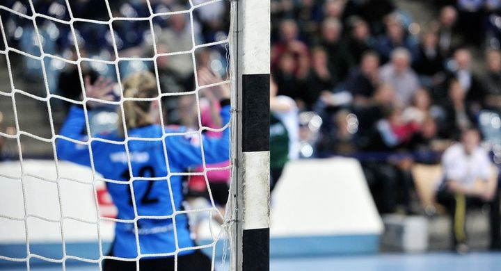 Handball ist ein sehr temporeiches und verletzungsanfälliges Spiel. Handball ist vor allem in Europa sehr beliebt, über die europäischen Grenzen hinaus besitzt dieser Ballsport jedoch nur wenig Popularität.