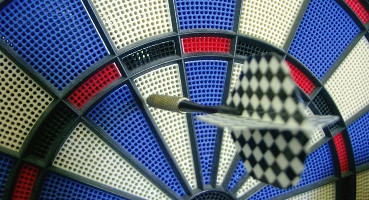 Darts fördert nicht nur die Geschicklichkeit, sondern verlangt auch ein hohes Maß an Präzision. Vermutet wird, dass der Dartsport ursprünglich aus England stammt.