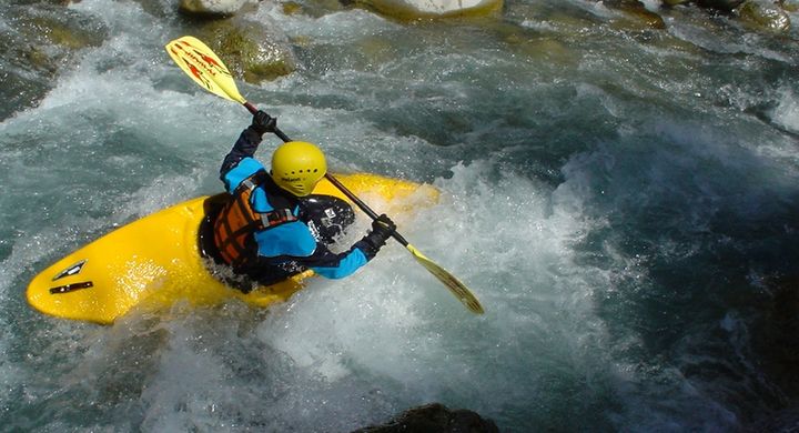 Kanusport kann in verschiedenen Varianten betrieben werden. So gibt es diesen Sport als Kanuwandern auf Flüssen, als Wildwassersport oder als Wettkampfsport.