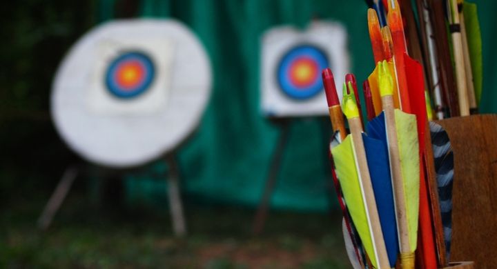 Während Bogenschießen früher eine bedeutende Rolle in kriegerischen Auseinandersetzungen spielte und seit je eine wichtige Jagdform darstellt, wird es heute auch als Bogensportart betrieben.