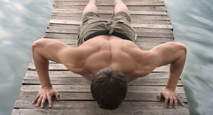 Liegestütze eignen sich als hervorragendes Workout, um den gesamten Oberkörper zu trainieren. Besonders die Brustmuskulatur, aber auch die Bauchmuskeln werden durch regelmäßige Liegestützen gestärkt.