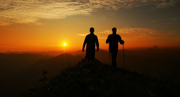 Um fit und gesund zu bleiben, ist neben einer ausgewogenen Ernährung auch regelmäßige Bewegung wichtig. Neben Joggen und Radfahren empfiehlt sich als gelenkschonende Alternative auch Nordic Walking.