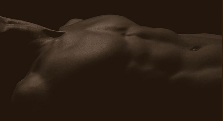 Um sich körperlich fit zu halten, empfiehlt sich eine Kombination aus Ausdauer und Kraftsport. Die Brust- und Bauchmuskulatur lässt sich am besten mit Crunches oder LIegestützen trainieren.