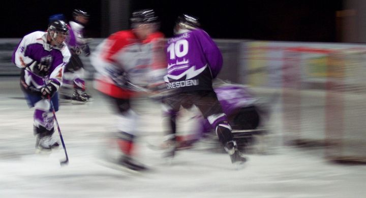 Hockey ist eine beliebte Mannschaftssportart und kann als Feld- sowie als Eishockey gespielt werden.