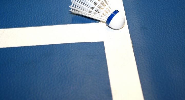 Wer sich gerne auspowert und temporeiche Sportarten favorisiert, ist beim Badminton genau richtig. Im Gegensatz zum Federball wird kein langer Ballwechsel angestrebt, sondern einen richtigen Wettkampf beinhaltet.