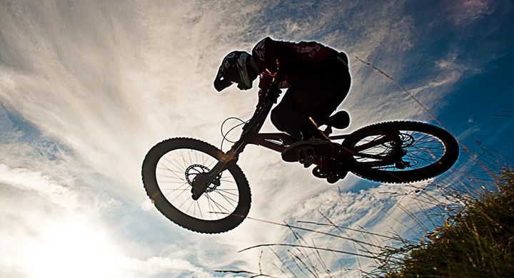 Für diejenigen, die sich in der freien Natur so richtig austoben wollen, bietet sich Mountainbiken an. Outdoor-Fans erproben ihr Können meist in bergigem Gelände.