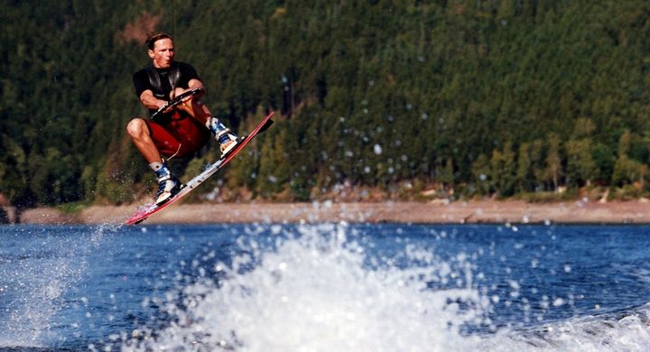 Wakeboarden entstand in den 80er Jahren aus Wasserski und Wellenreiten. Bei fehlenden Wellen behalf man sich einfach mit einem Motorboot.