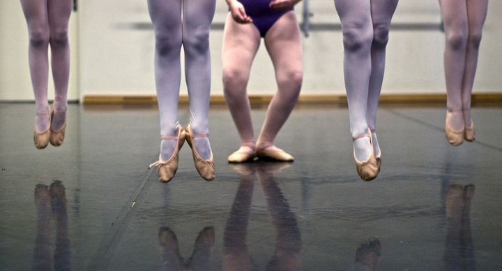 Die Ausbildung zur Ballettänzerinnen ist sehr hart und beginnt schon im Kindesalter. Ein hohes Maß an Körperspannung und eiserner Disziplin sind nötig, um Erfolg zu haben.