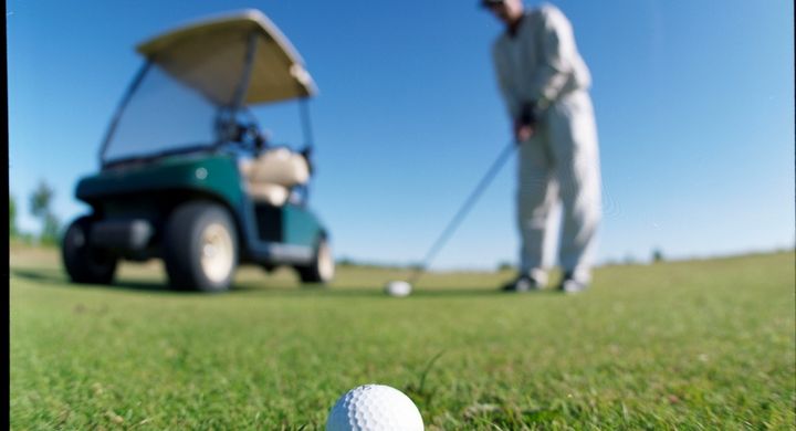 Golfen gilt als exklusiver Sport der Reichen. Mit möglichst wenigen Schlägen soll der Ball eingelocht werden.