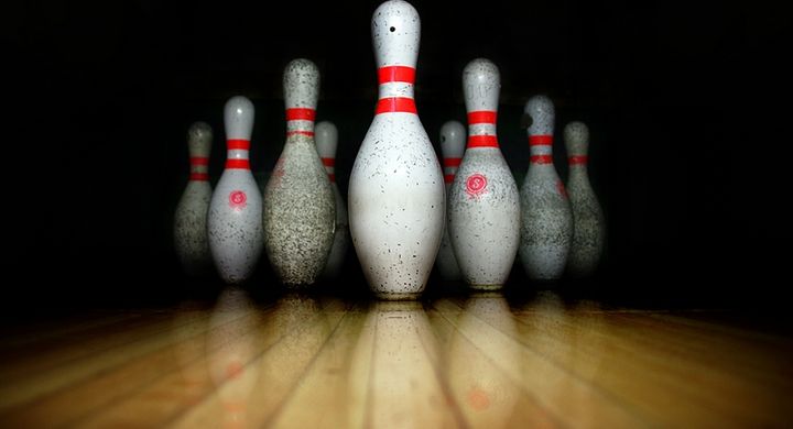 Ehemals ein volkstümliches Spiel im Freien hat sich Kegeln zu einer ernsthaften Sportart entwickelt. Eng verwandt dar aus dem Kegeln hervorgegenagen ist das Bowling.