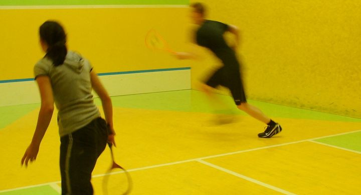 Regenlmäßiger Sport und Bewegung halten fit und gesund. Wer sich richtig auspowern möchte, für den sind Sportarten wie Joggen oder Squash genau das Richtige.