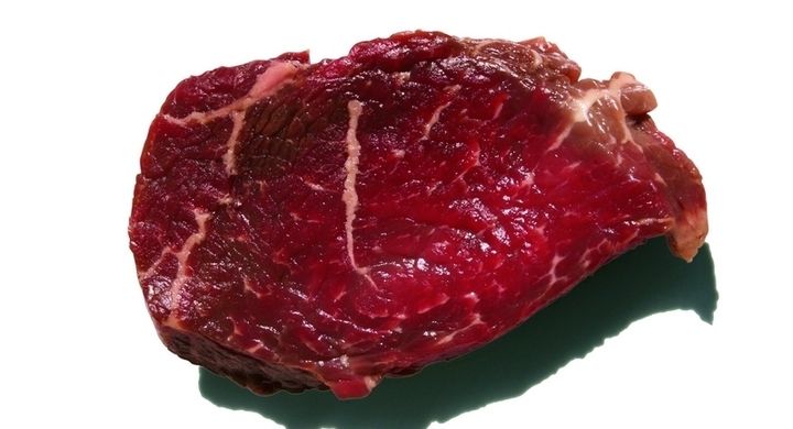 In früheren Untersuchungen wurde ein Zusammenhang zwischen rotem sowie verarbeitetem Fleisch, wie Speck oder Würstchen und einem gestiegenem Risiko für Krebs oder Herz Problemen festgestellt.