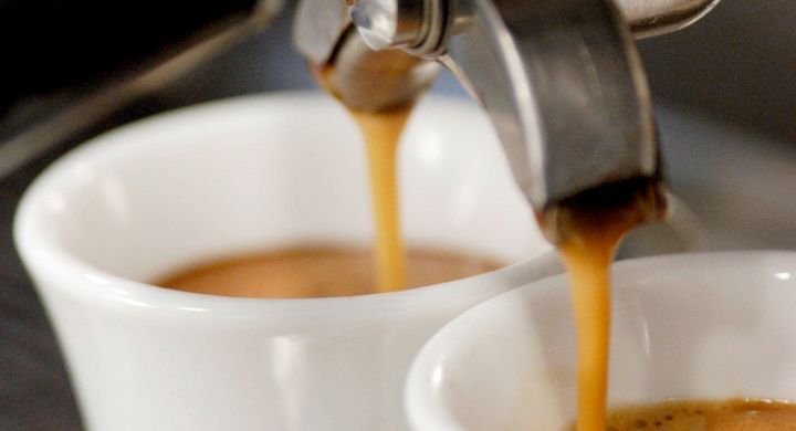 Der regelmäßige Genuss von Kaffee verringert das Erkrankungsrisiko von Alzheimer.